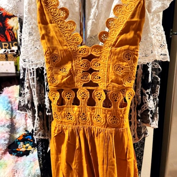 HONEY PUNCH EYELET SUNKISS DRESS 💛 YELLOW - Picture 2 of 6